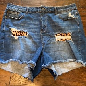 Cut-off Shorts with Contrast Fabric